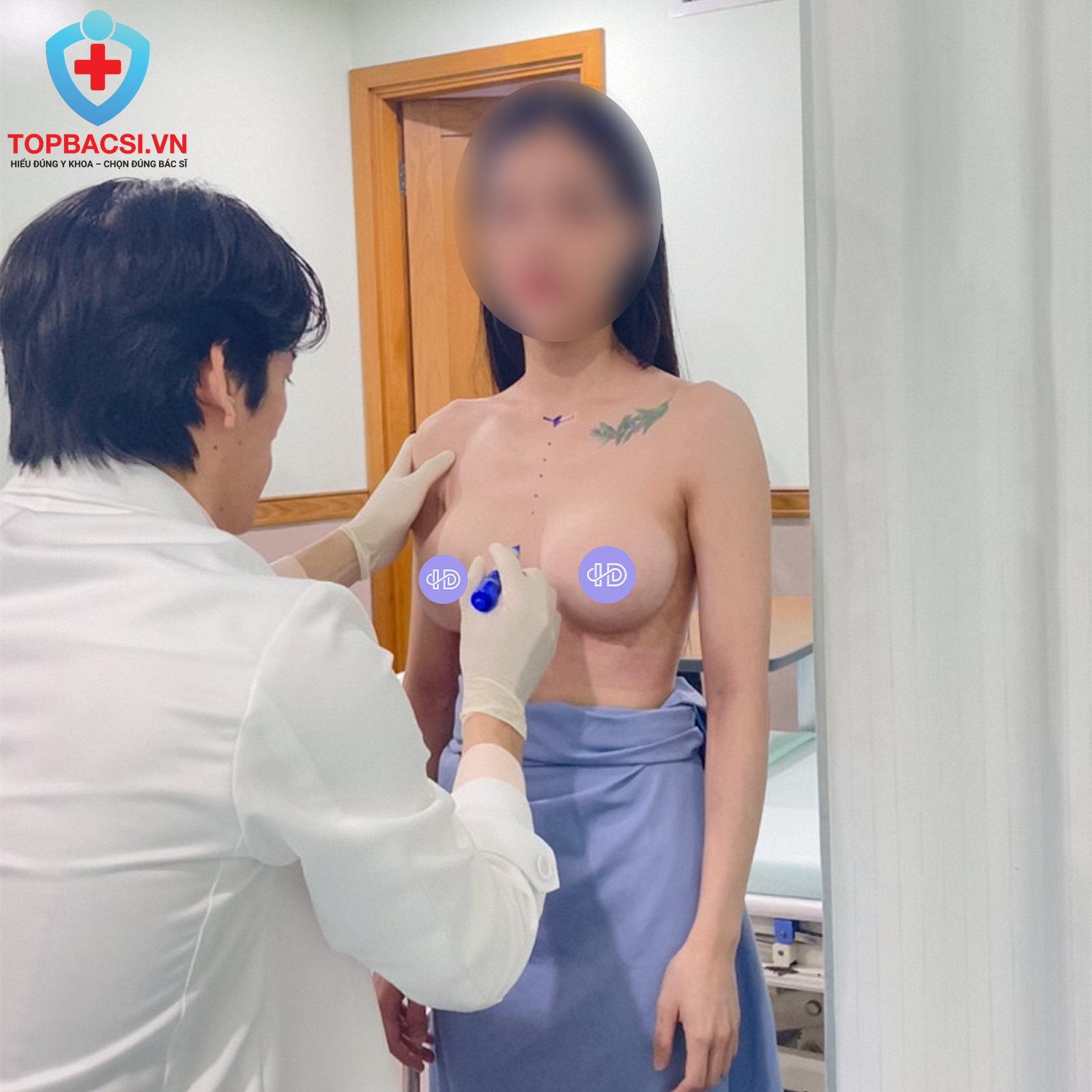 Bác sĩ Đạt đo vẽ và phân tích cho khách hàng trước khi phẫu thuật