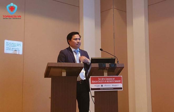 Bác sĩ Phùng Mạnh Cường là giáo sư thỉnh giảng về phẫu thuật thẩm mỹ tại Hàn Quốc