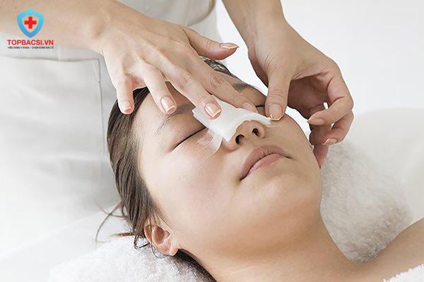 Chăm sóc y tế sau khi nâng mũi bị bóng đỏ đầu mũi.