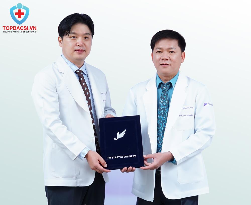 Bác sĩ Tú Dung đón nhận công nghệ được chuyển giao trực tiếp từ TS.BS Hong Lim Choi – Chủ tịch Hiệp hội Thẩm mỹ mắt Hàn Quốc