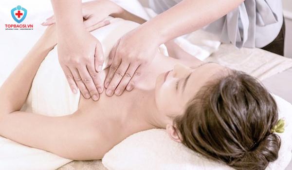 Massage ngực hàng ngày giúp kích thích lưu thông máu và duy trì độ săn chắc.