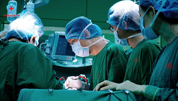 Bác sĩ và đội ngũ ekip đang thực hiện phẫu thuật tạo hình thẩm mỹ cho khách hàng.