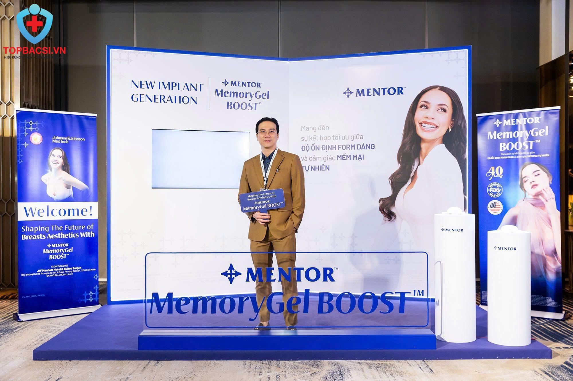 Thạc sĩ Bác sĩ Lê Hoàng Vinh thường tham dự báo cáo tại nhiều hội nghị thẩm mỹ trong và ngoài nước, bổ sung chuyên môn.