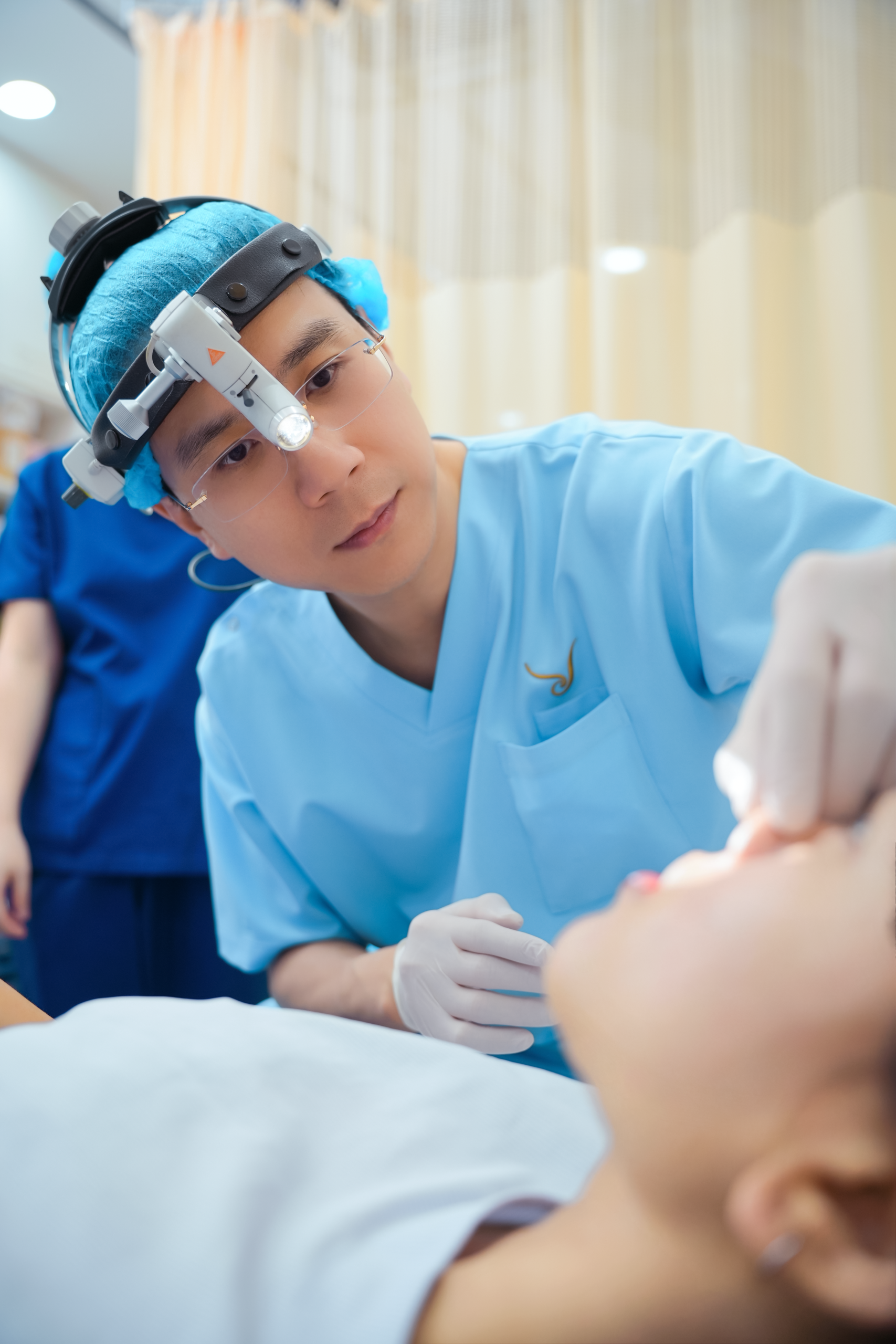 Thạc sĩ Bác sĩ Lê Hoàng Vinh thăm khám, chăm sóc hậu phẫu cho khách hàng.