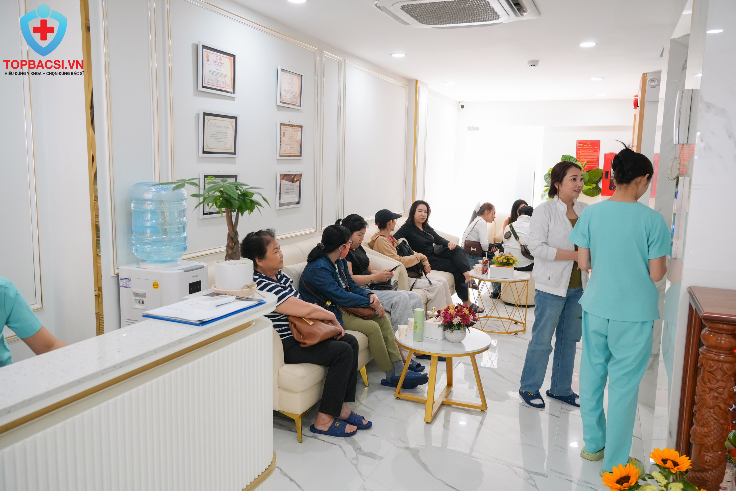 Không gian sảnh chờ sạch sẽ, đầy đủ tiện nghi giúp khách hàng tận hưởng sự thoải mái và dịch vụ tận tâm trước khi vào khám.