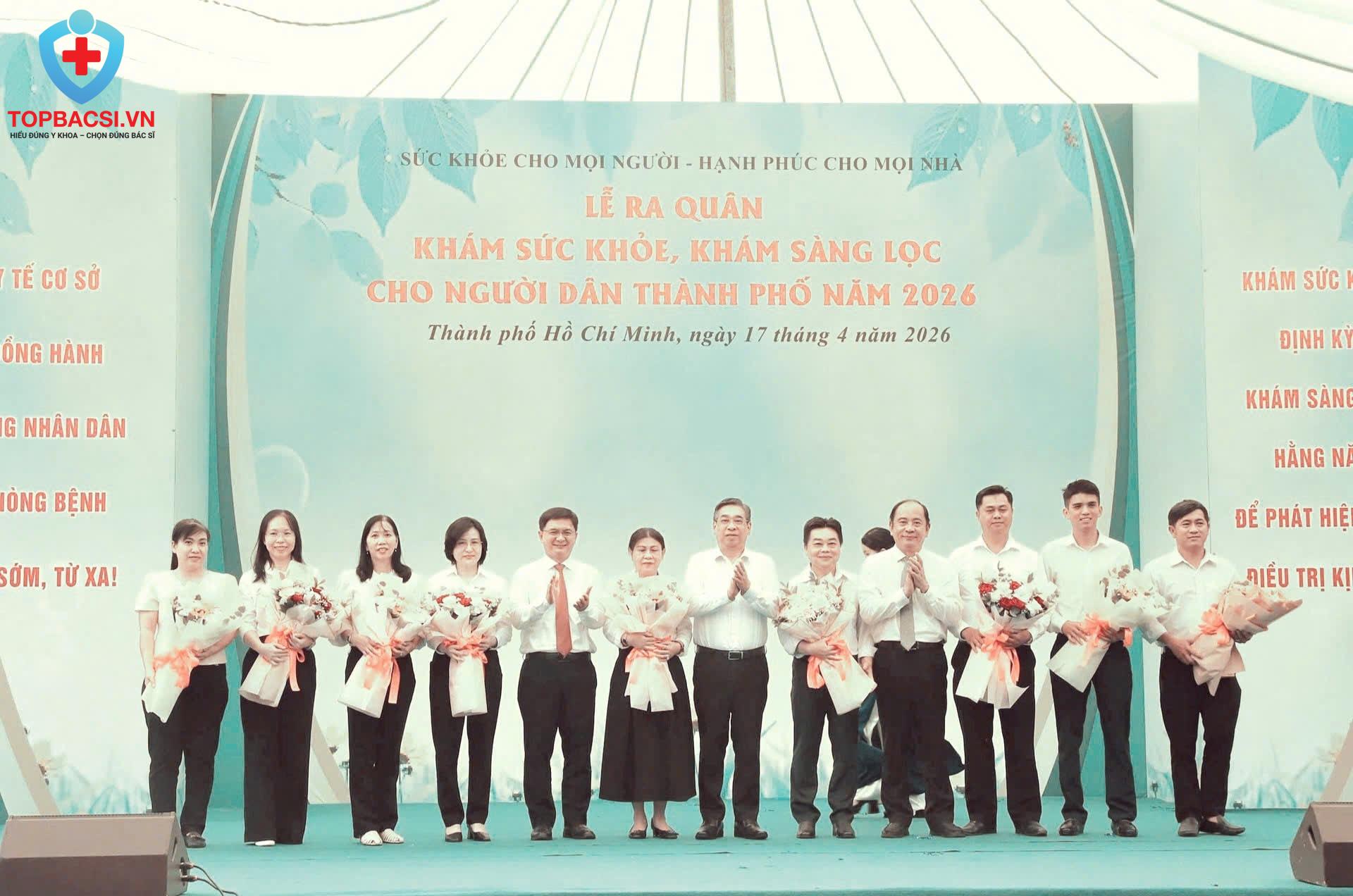 Lãnh đạo TP. Hồ Chí Minh tặng hoa giám đốc các trạm y tế.