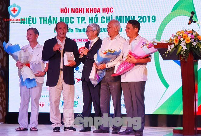TS. BS Vũ Hồng Thịnh (thứ 2 từ phải sang) cùng các "bậc thầy" về Niệu - Thận 