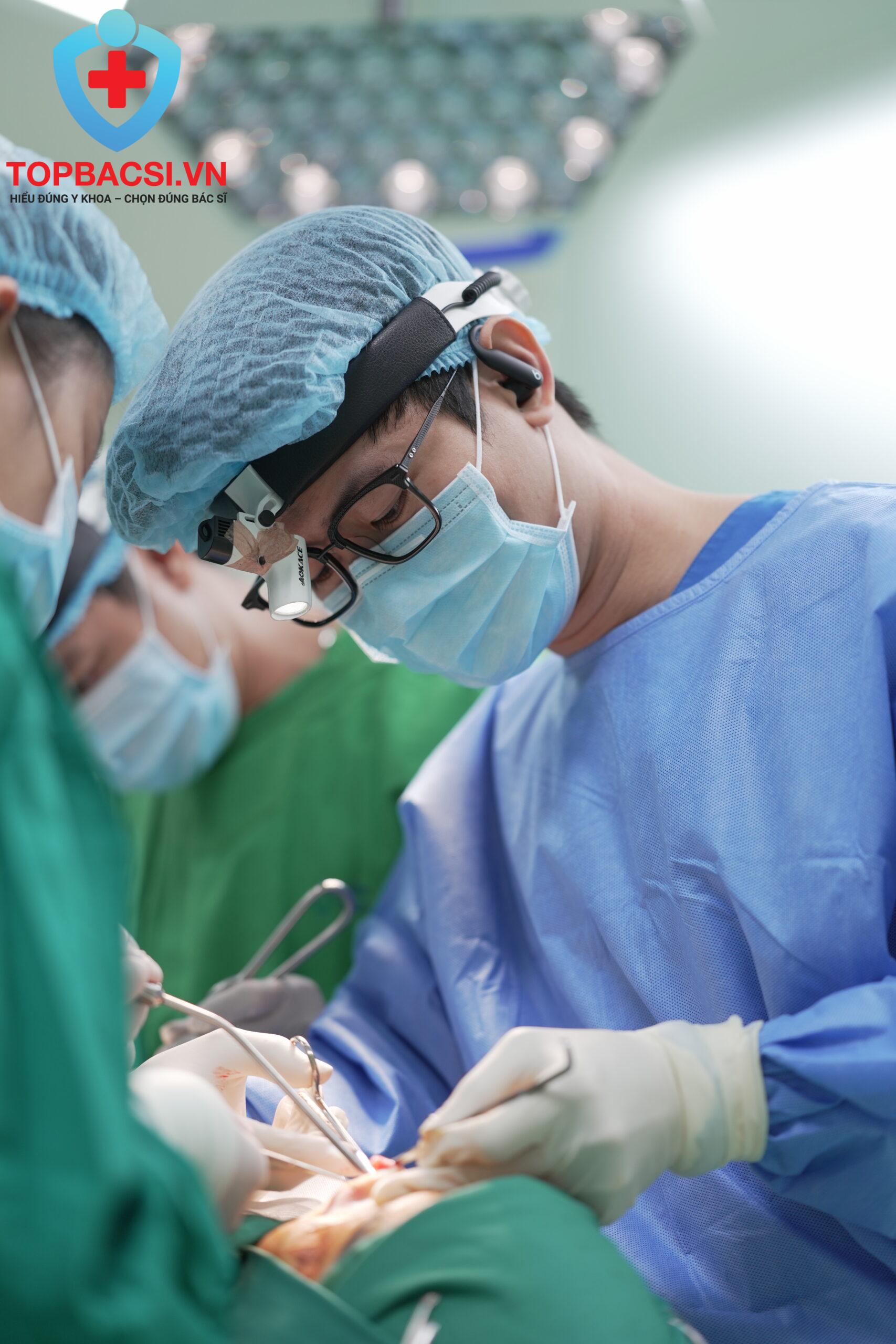Bác sĩ Võ Thanh Phi từng tiếp nhận không ít trường hợp gặp biến chứng sau nâng mũi bằng chỉ.