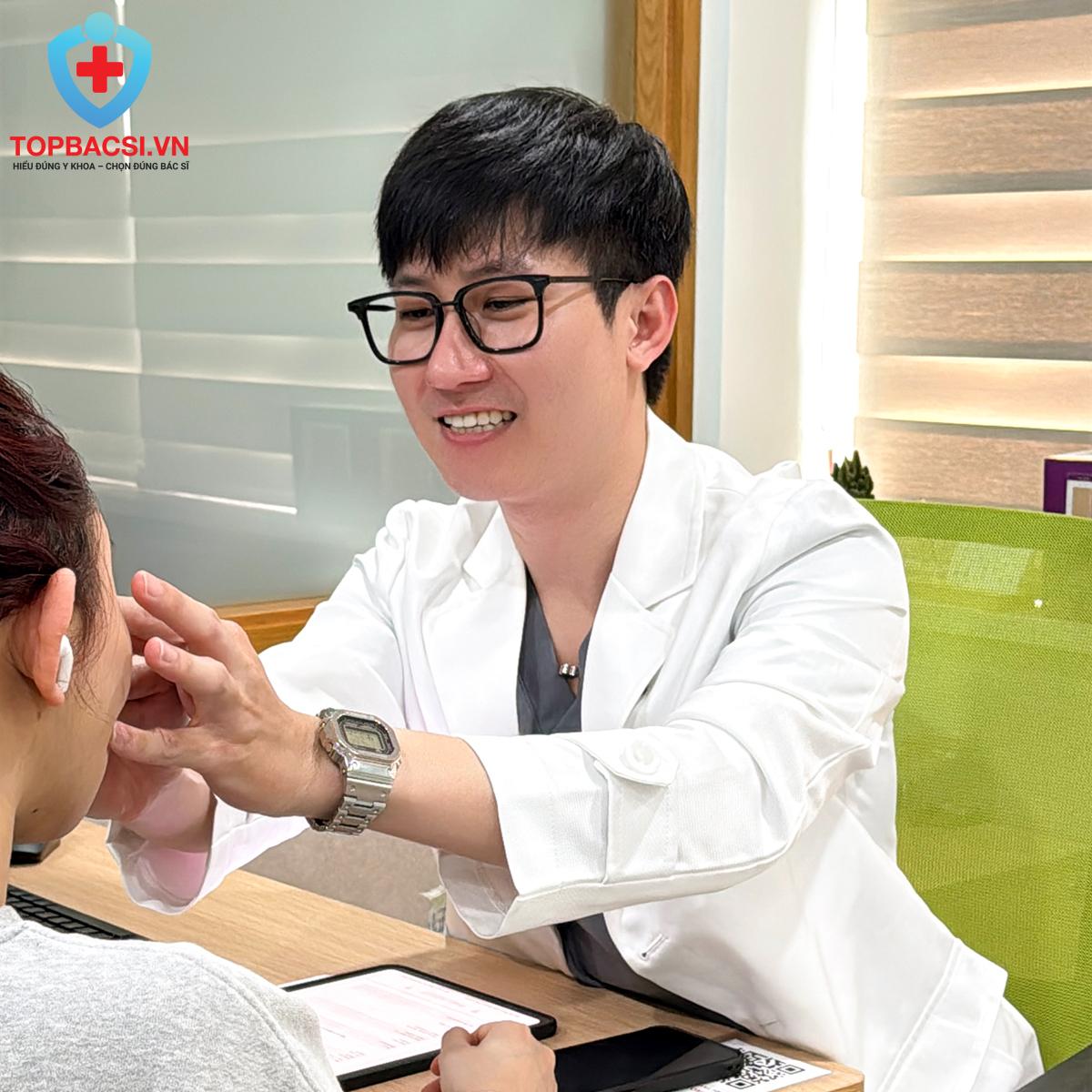 Chứng kiến nhiều trường hợp khiếm khuyết về hình thể thúc đẩy Bác sĩ Phi theo đuổi chuyên ngành một cách nghiêm túc.