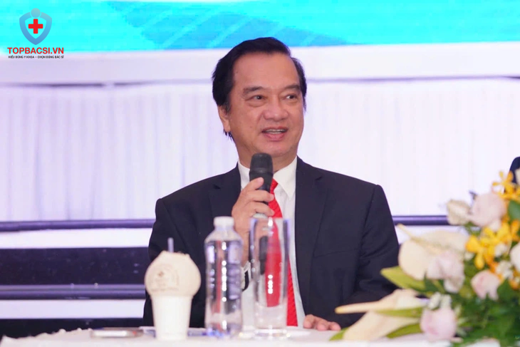 PGS.TS.BS Nguyễn Thanh Vân, Chủ tịch Hội Phẫu thuật tạo hình thẩm mỹ TPHCM, phát biểu tại hội thảo.