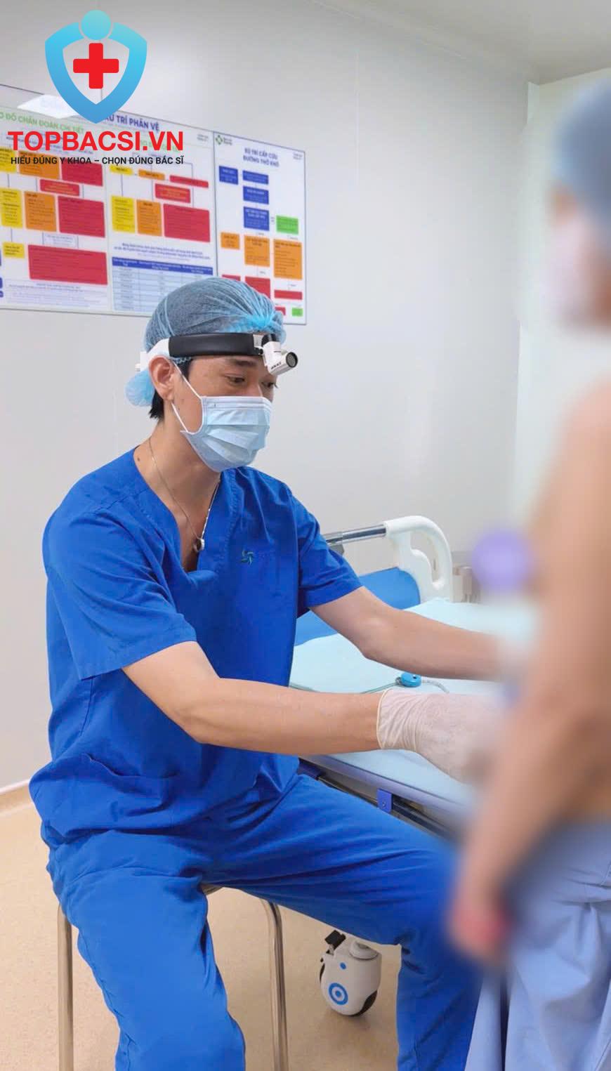 Bác sĩ Huỳnh Tấn Đạt đo vẽ cho khách hàng trước khi phẫu thuật hút mỡ