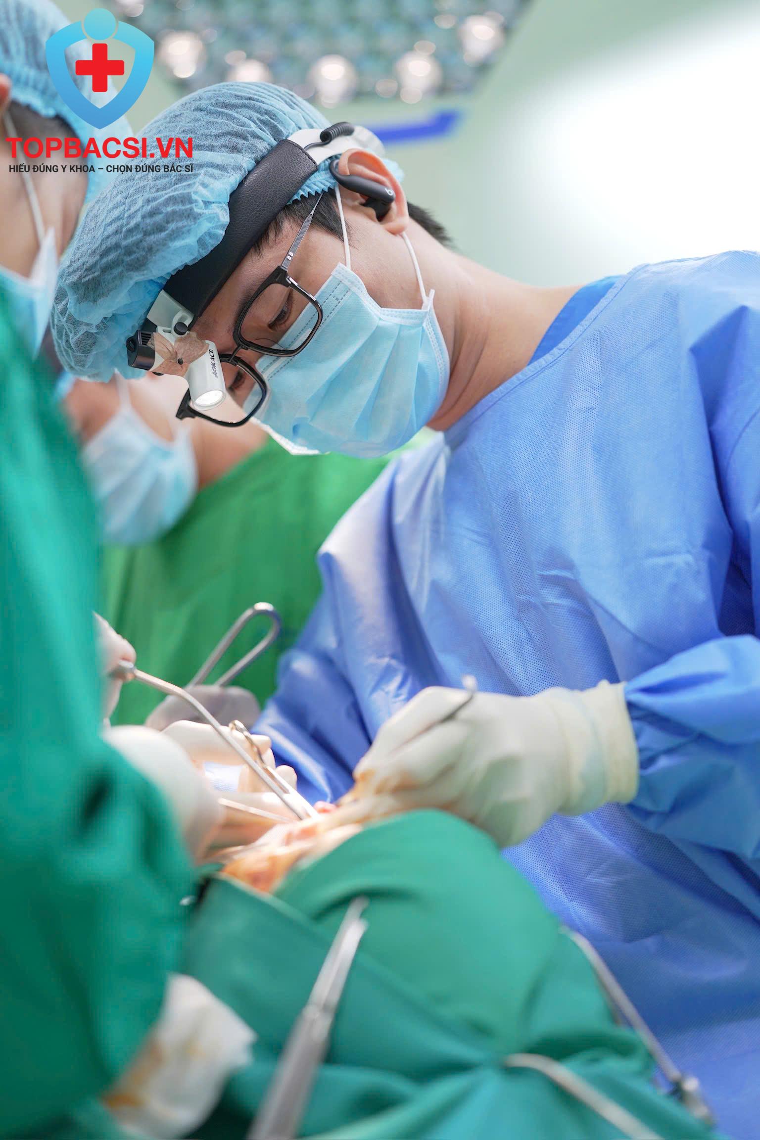 Bác sĩ Võ Thanh Phi thực hiện ca mũi sửa lại do lòi sụn