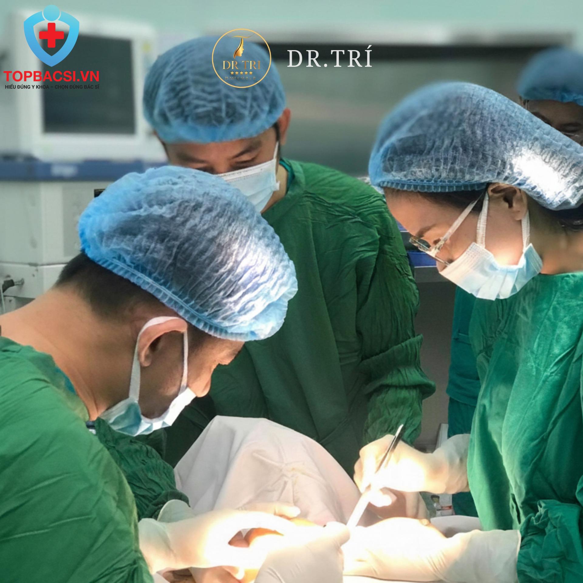 Tiến Sĩ Bác Sĩ Đỗ Thành Trí Trong Phòng Phẫu Thuật