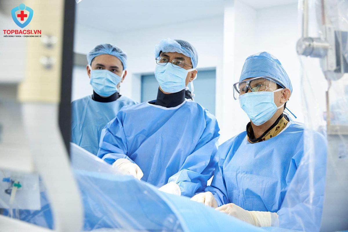 Bác sĩ Hồ Minh Tuấn và ê kíp đang thực hiện thủ thuật tại phòng can thiệp tim mạch (Cardiac Cathlab)
