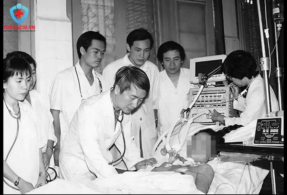 GS Vũ Văn Đính thăm khám bệnh nhân thời còn công tác. Ảnh: BVCC.