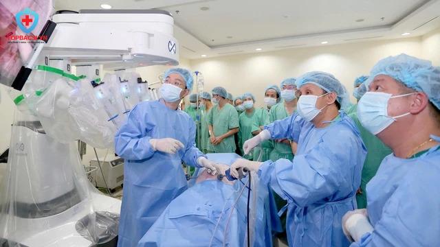 Các học viên được các chuyên gia hướng dẫn trực tiếp phẫu thuật robot tại Bệnh viện Trung ương Huế.