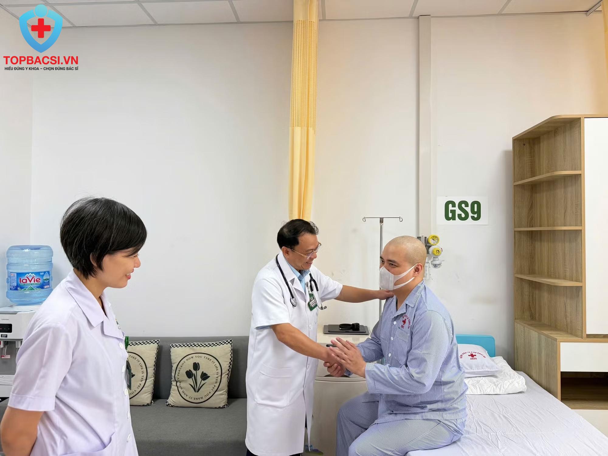Đại tá, PGS.TS Nguyễn Tiến Quang, Giám đốc Bệnh viện 19-8 cùng các y bác sĩ chúc mừng bệnh nhân ra viện.