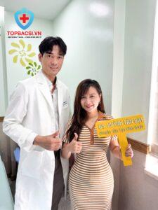 Khách hàng hạnh phúc chụp ảnh kỷ niệm cùng Bác sĩ Đạt