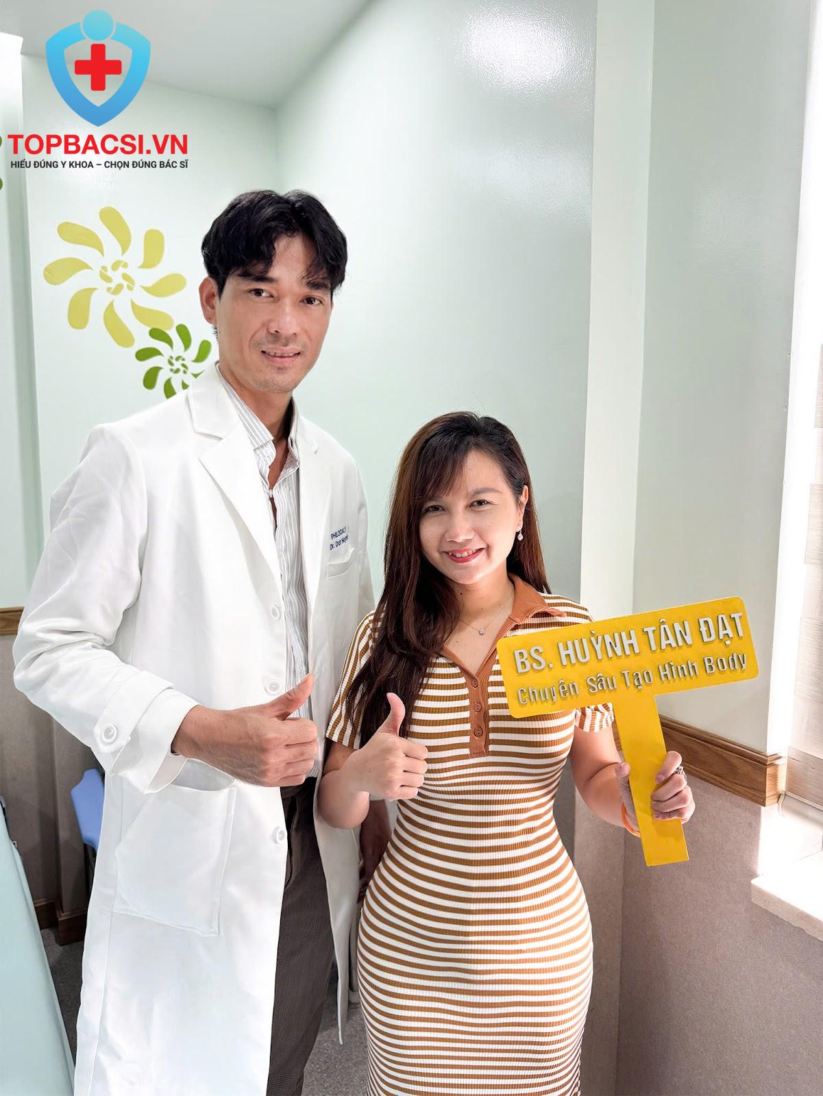 Khách hàng hạnh phúc chụp ảnh kỷ niệm cùng Bác sĩ Đạt