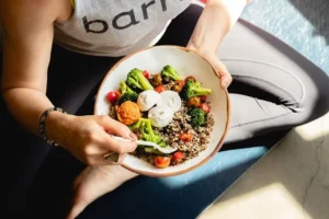 Chất xơ thực sự có tác dụng cải thiện táo bón, nhưng nếu chỉ ăn rau mà bỏ qua những yếu tố khác thì hiệu quả sẽ rất hạn chế. Ảnh: Unsplash.