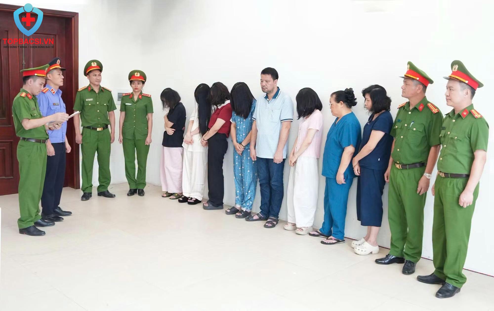 Các bị can bị khởi tố về hành vi lừa dối khách hàng.