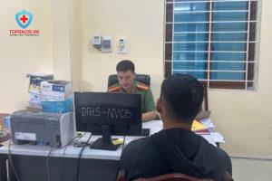 Cơ quan điều tra làm việc với người liên quan vụ án. Ảnh: Công an cung cấp.