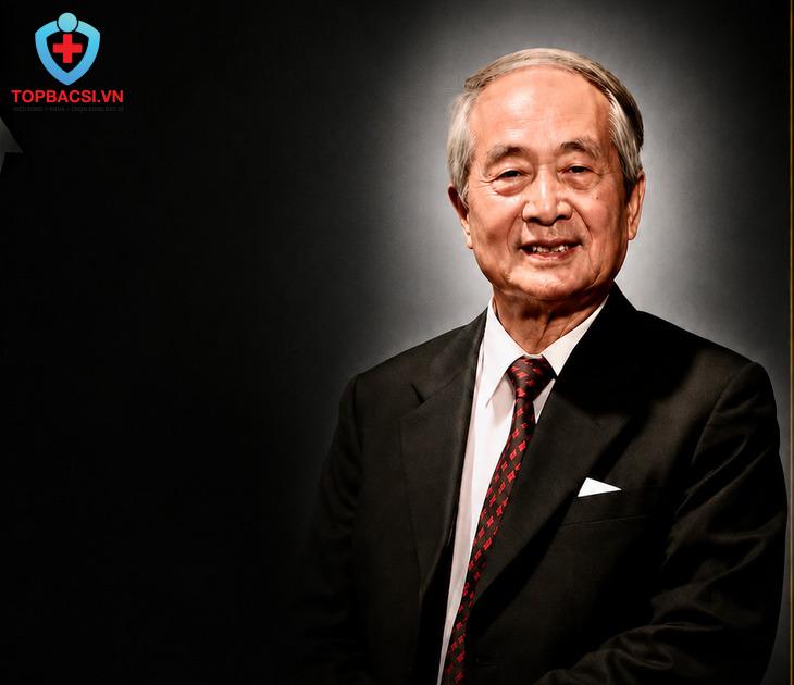Giáo sư, Thầy thuốc Nhân dân, Anh hùng Lao động Vũ Văn Đính.