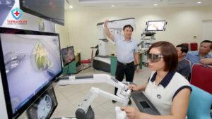 Các học viên được đào tạo thực hành phẫu thuật robot tại Bệnh viện Trung ương Huế.