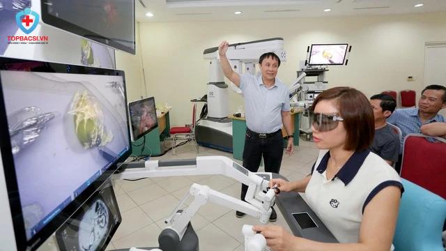 Các học viên được đào tạo thực hành phẫu thuật robot tại Bệnh viện Trung ương Huế.
