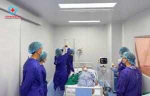 Bác sĩ đang truyền tế bào gốc tự thân cho bệnh nhân.